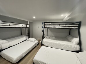 4 chambres, bureau, fer et planche à repasser, lit parapluie