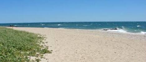 Una spiaggia nelle vicinanze, lettini da mare, teli da spiaggia
