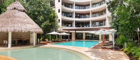 Una piscina al aire libre