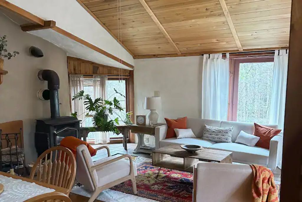 Mountain Getaway in Celo with Southwest Vibe