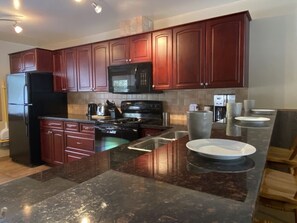 Kjøleskap, mikrobølgeovn, ovn og kokeplater