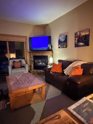 Fernseher, Kamin, Stereoanlage