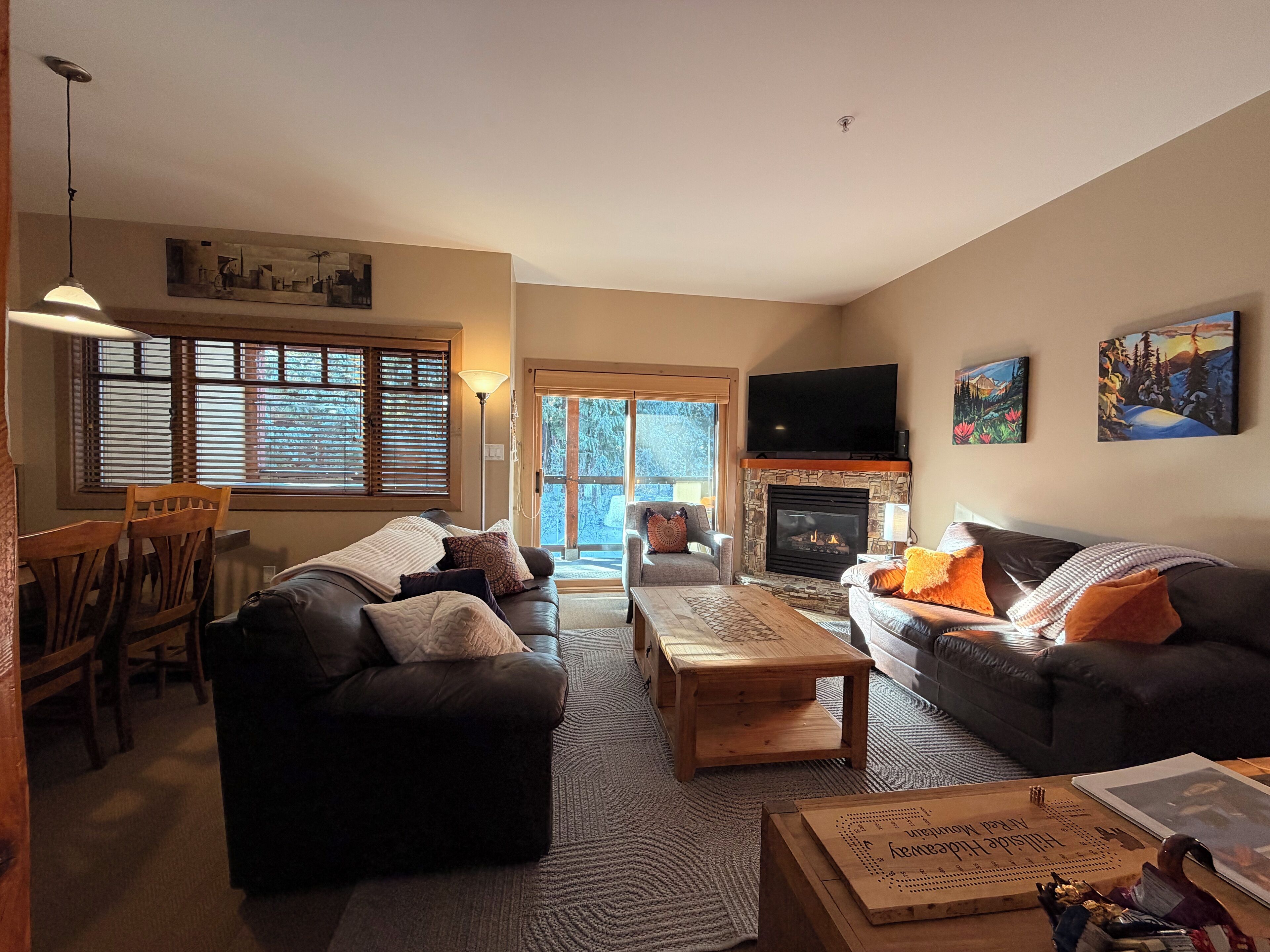 تلفزيون، مدفأة، ستيريو