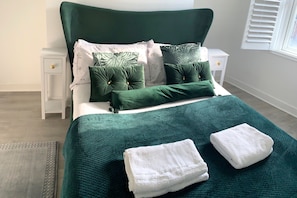 2 Schlafzimmer, Zimmersafe, Schreibtisch, Bügeleisen/Bügelbrett