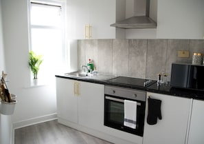 Kühlschrank, Mikrowelle, Ofen, Herdplatte