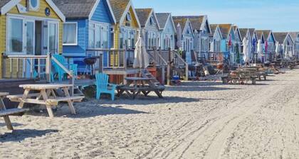 Modern flat in town centre | free parking | 5 minutes walk from the beach