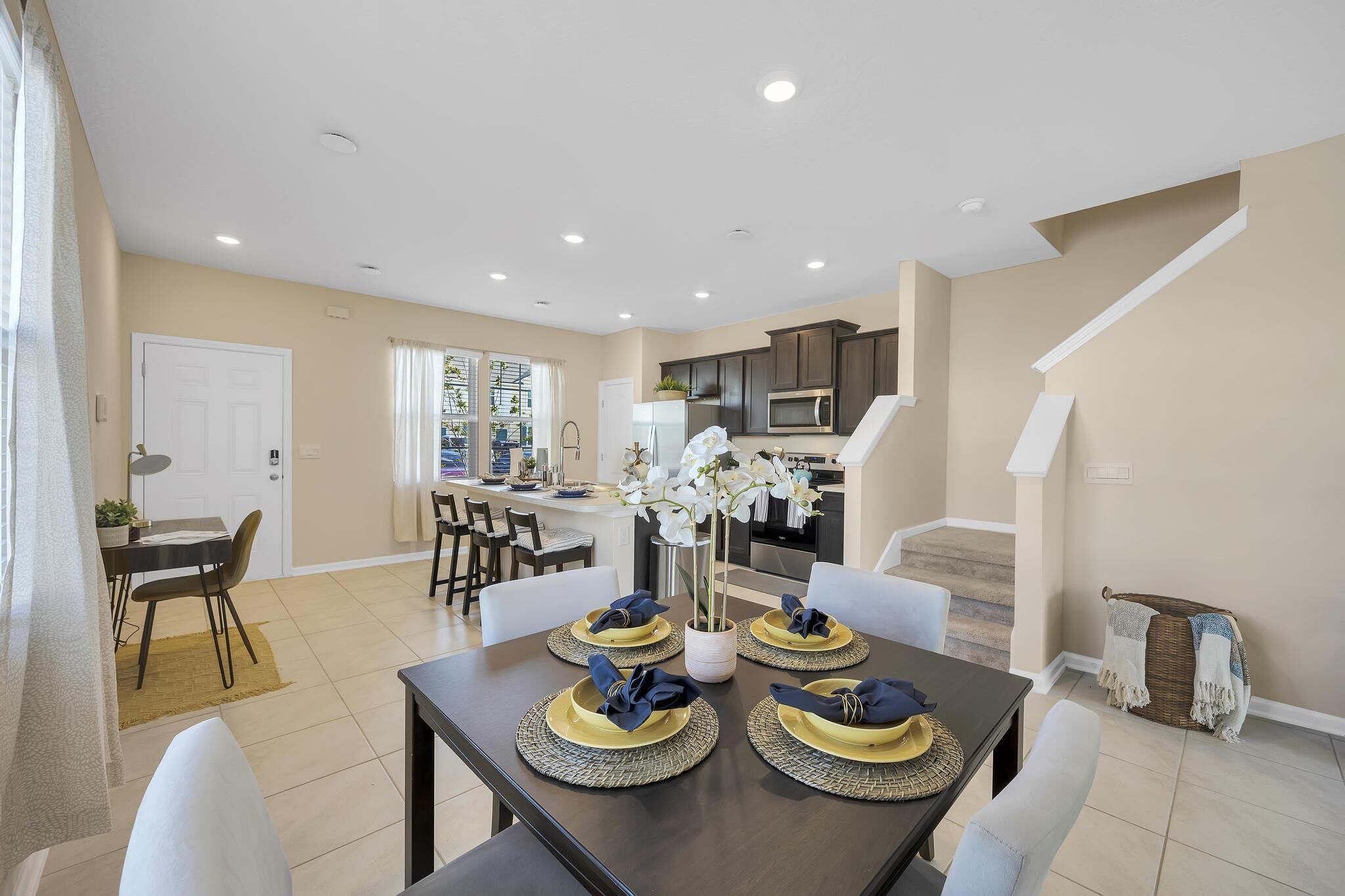 Only 6 miles to St Johns, UNF, 13 miles Mayo Clinic, 11 miles Beach