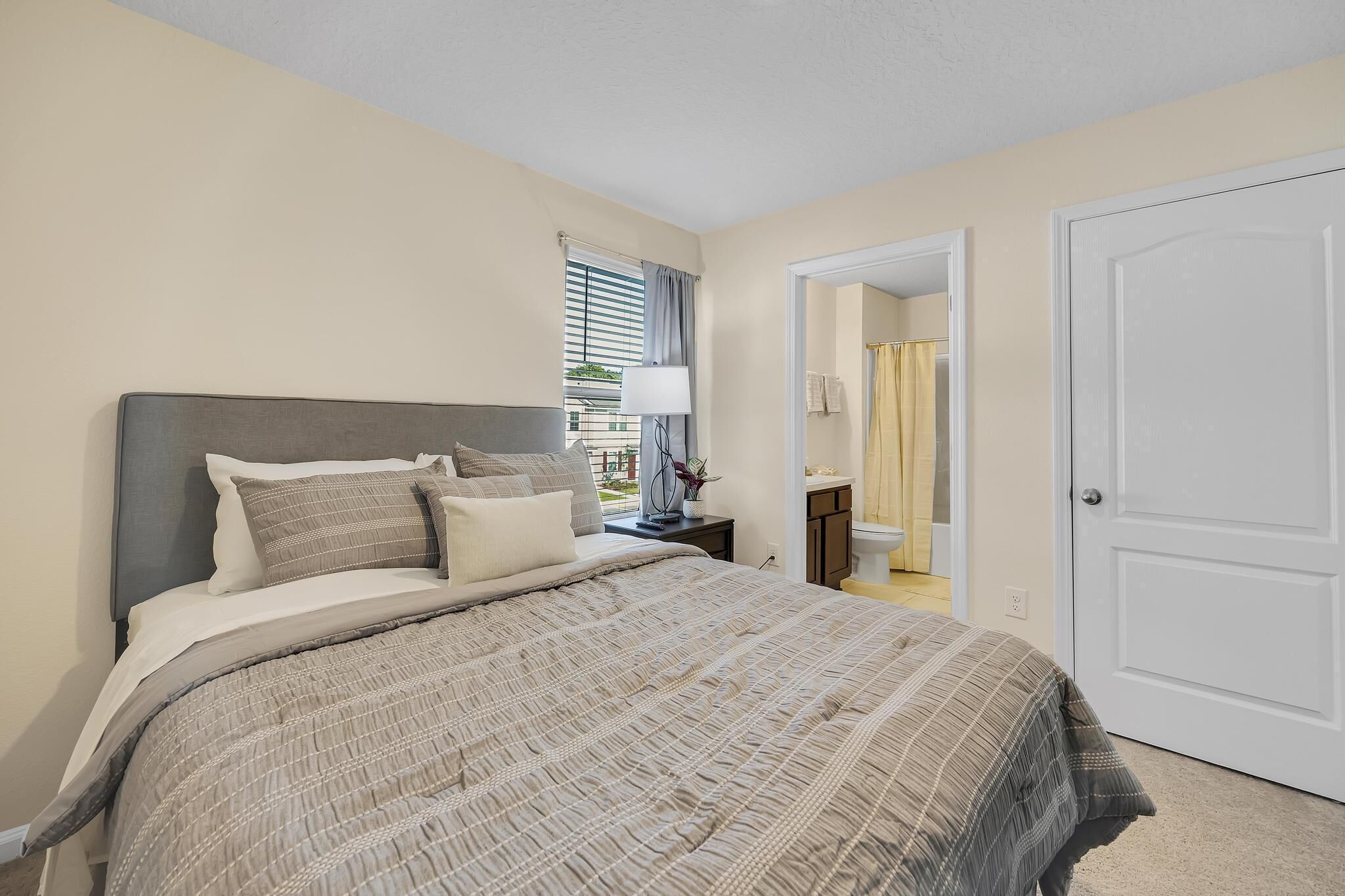 Only 6 miles to St Johns, UNF, 13 miles Mayo Clinic, 11 miles Beach