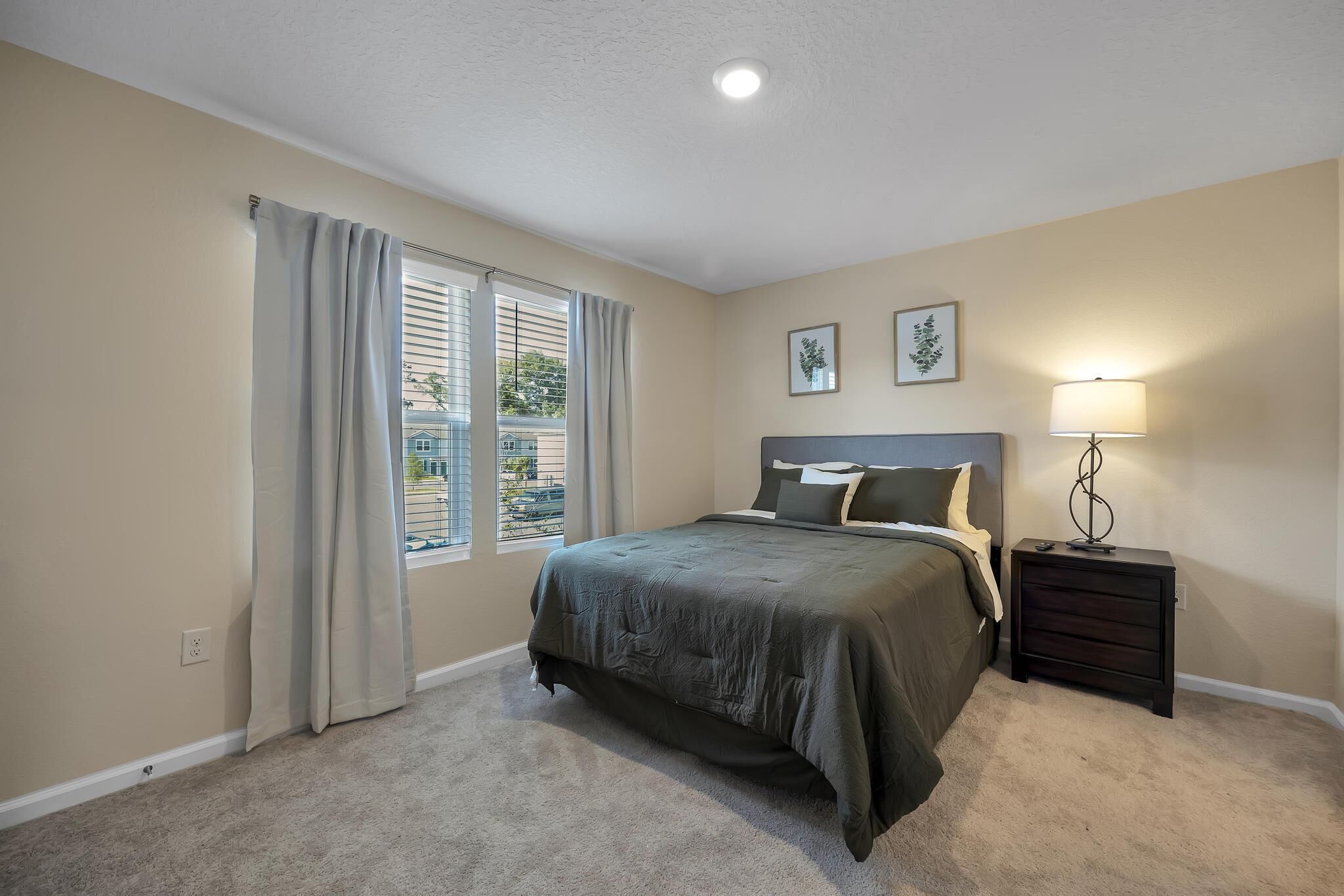 Only 6 miles to St Johns, UNF, 13 miles Mayo Clinic, 11 miles Beach