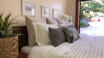 2 habitaciones, escritorio y tabla de planchar con plancha