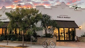 En byggnad med en skylt som visar texten "Santa Barbara Public Market".