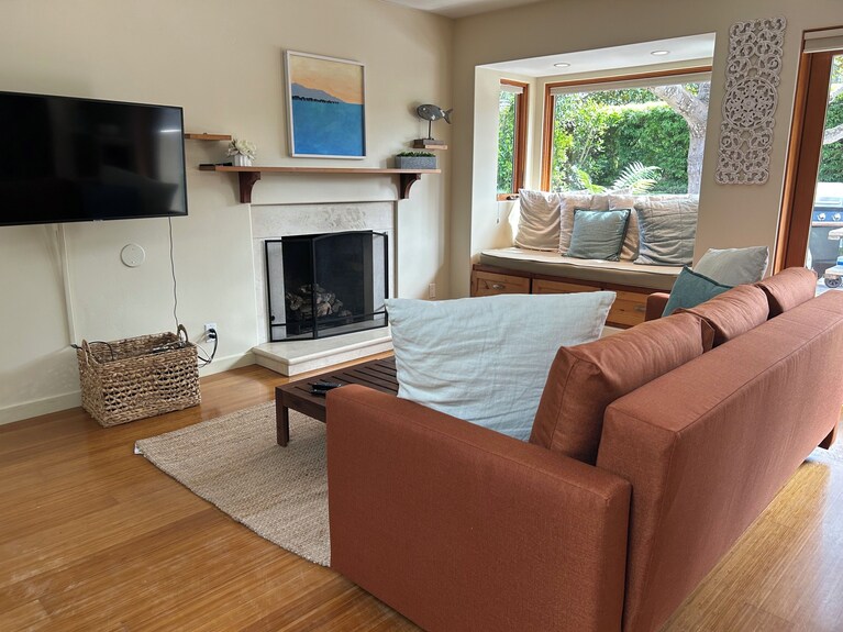Darling, Beach-close, 6 Blocks To Bch Stairs, Walk To Dine, Shop, Park, Grocery - Goleta, CA