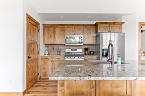 Refrigerador, microondas, horno y parrilla de estufa 