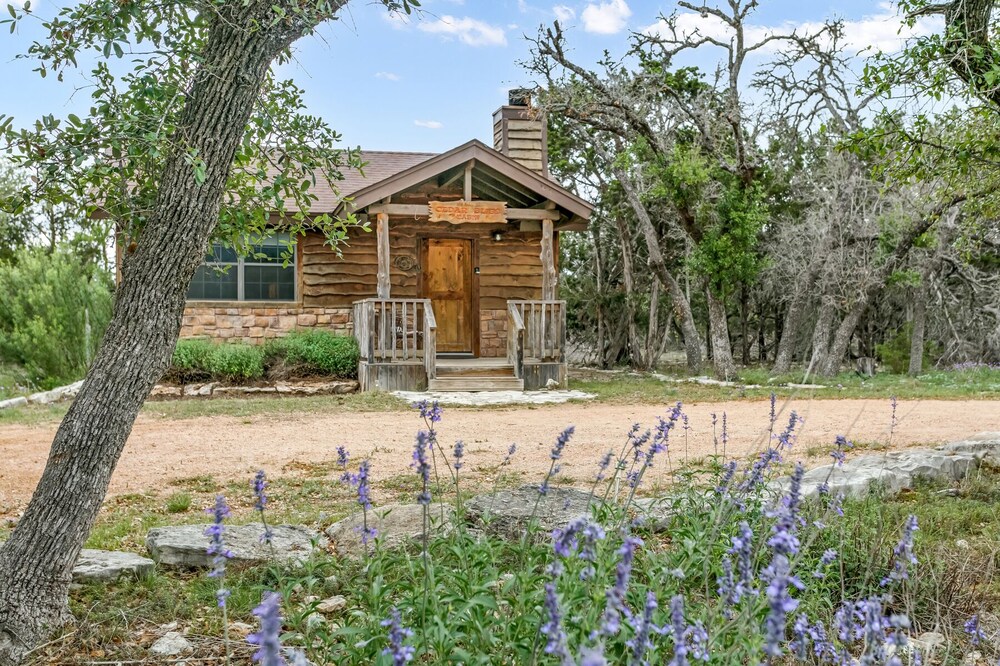 Cedar Bliss Cabin | Rustic 1/1 | King Bed | Kitchenette, Jacuzzi for 2, Ambiance Fireplace + more