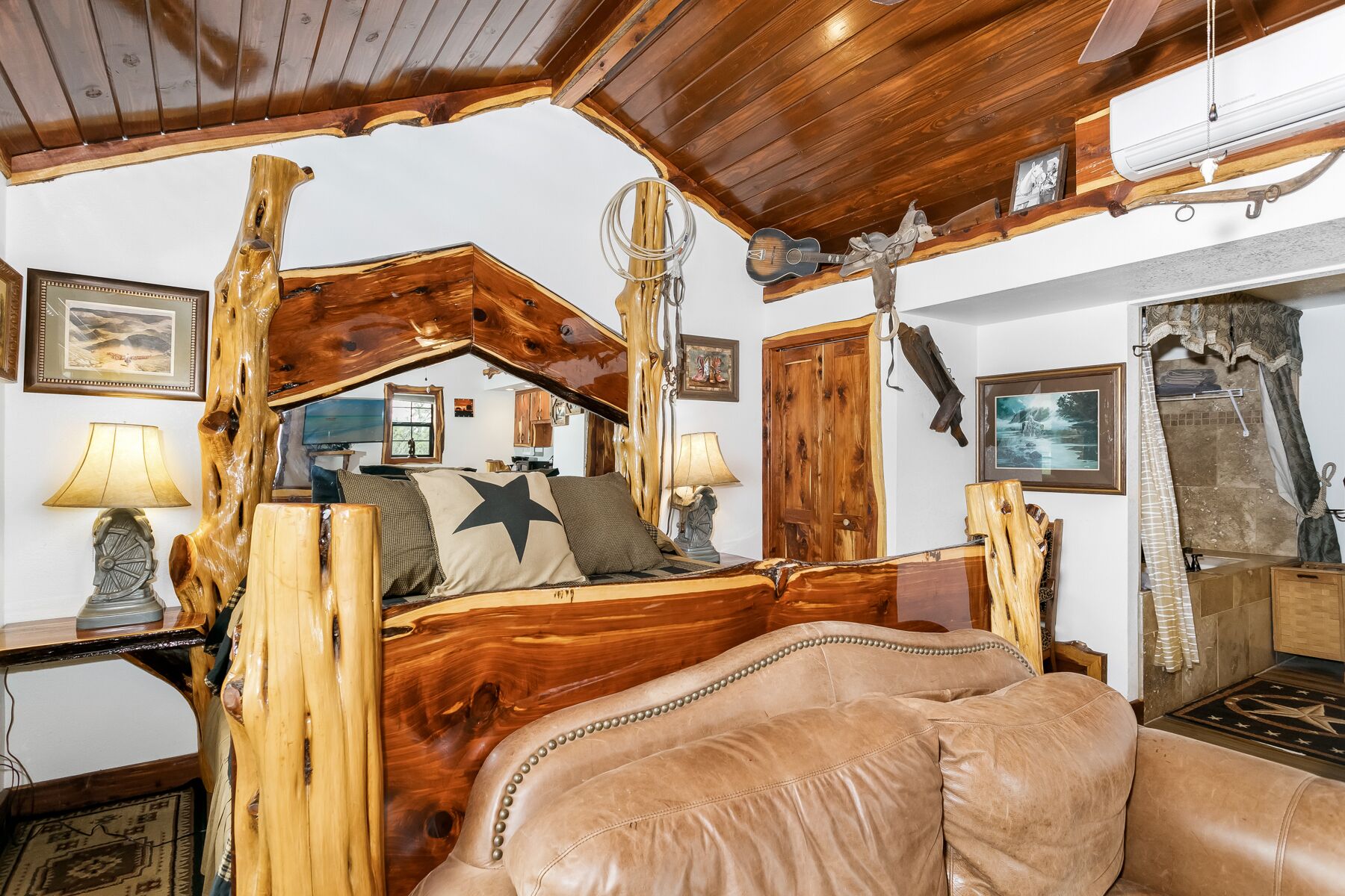 Cedar Bliss Star Cabin | King Bed, Ambiance Fireplace, Mini Kitchen + more