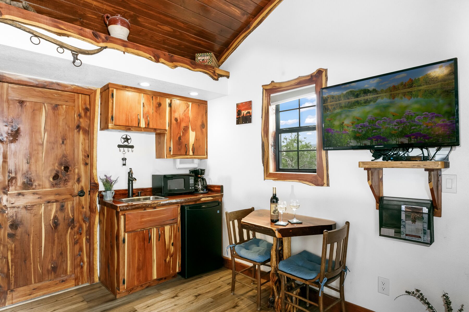 Cedar Bliss Star Cabin | King Bed, Ambiance Fireplace, Mini Kitchen + more
