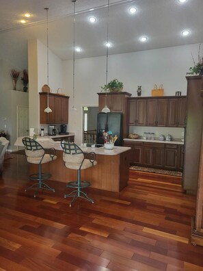 冷蔵庫、電子レンジ、オーブン、コンロ