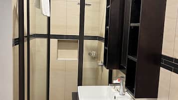 Departamento, 2 habitaciones | Baño | Toallas y papel de baño