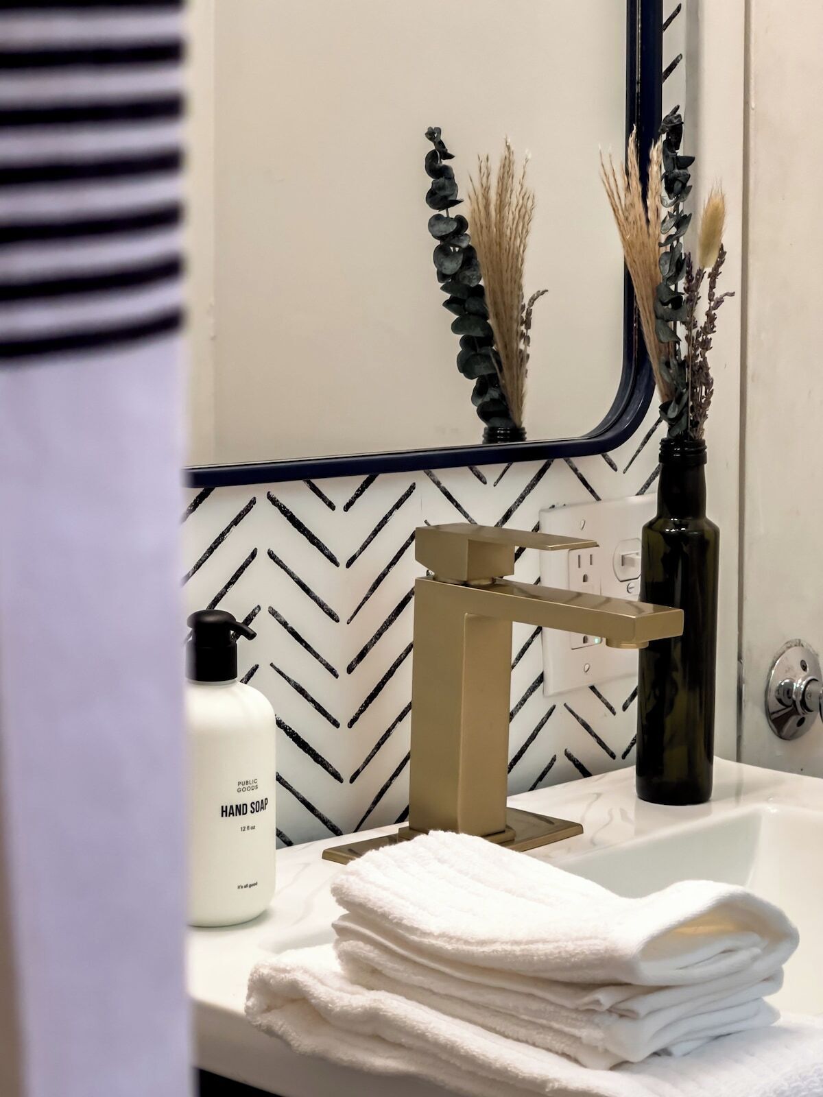 Serene & Stylish Chalet w/ HOT TUB near Manchester & Skiing