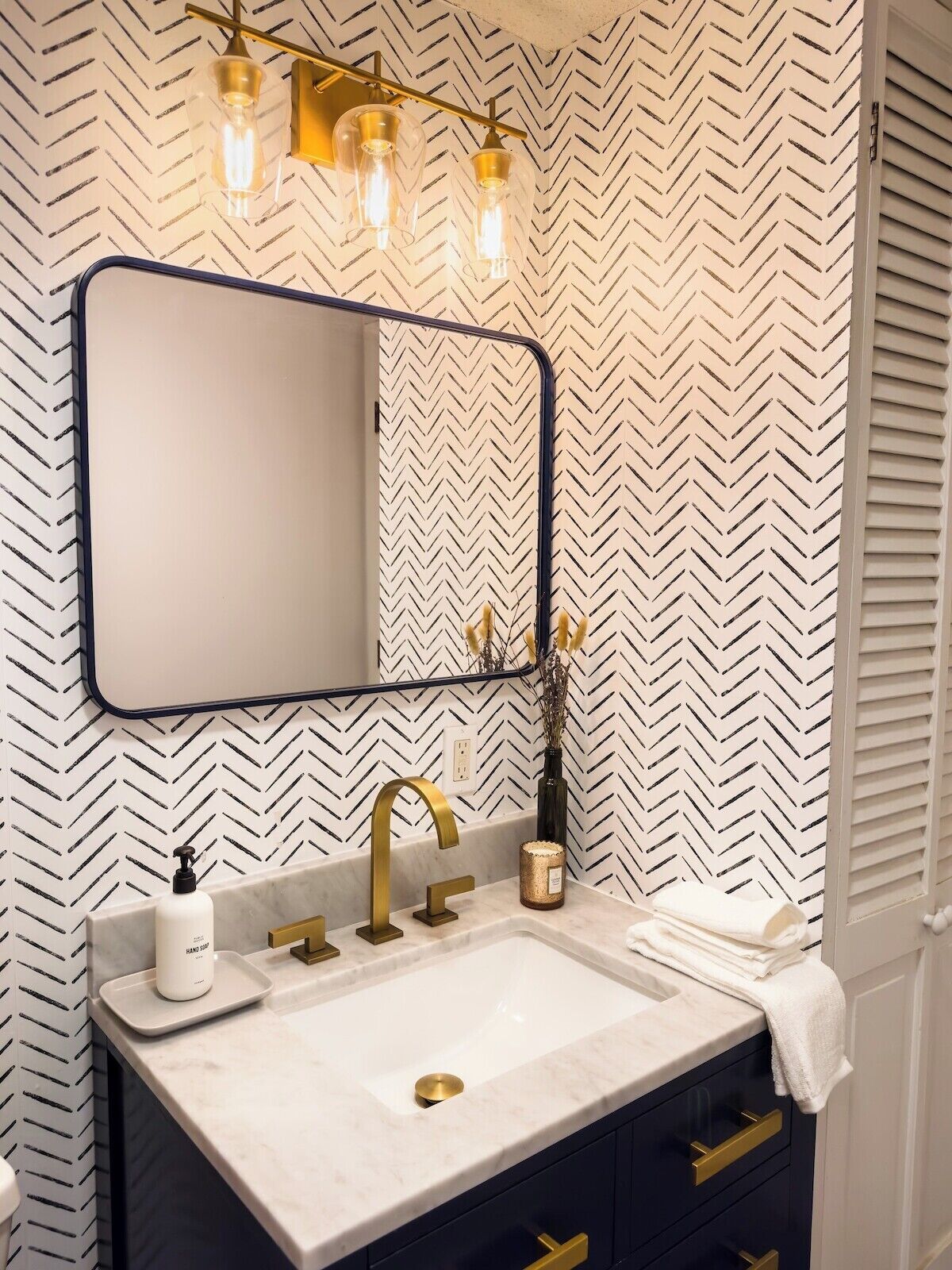 Serene & Stylish Chalet w/ HOT TUB near Manchester & Skiing