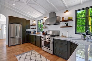 Refrigerador, microondas, horno y parrilla de estufa 