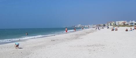 بالقرب من الشاطئ