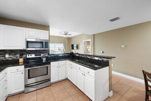 冰箱、微波炉、烤箱、炉灶