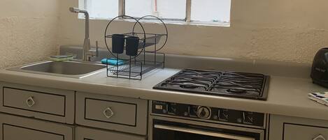 ثلاجة، فرن، موقد طهي مسطح، محمصة خبز