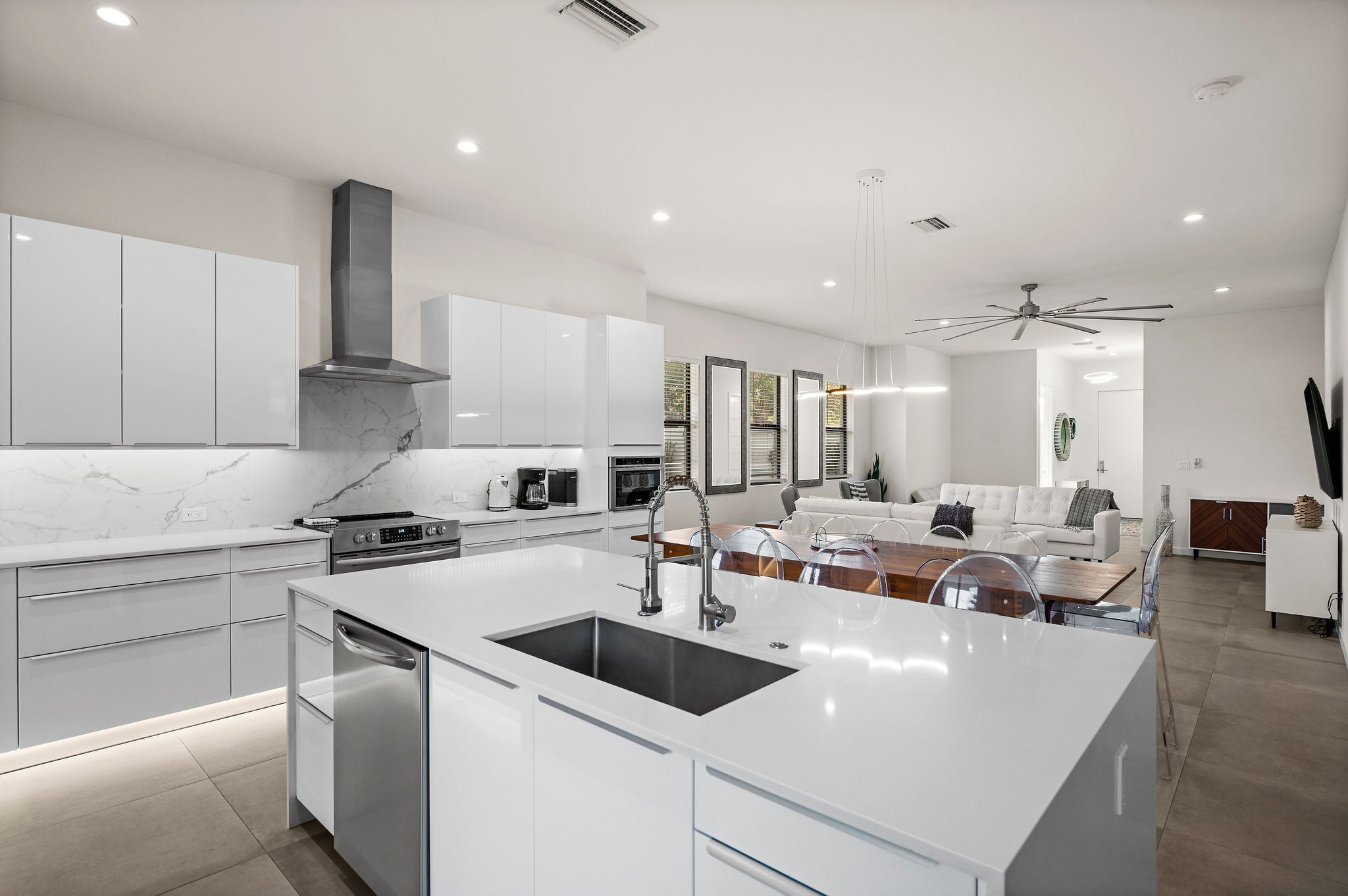 Køleskab, mikrobølgeovn, ovn, kogeplade