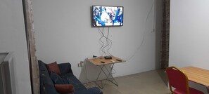 TV - Nana Guest House 5min from Airport to East Legon AnC Mall Free Wi-Fi Dstv Water. (Accra)