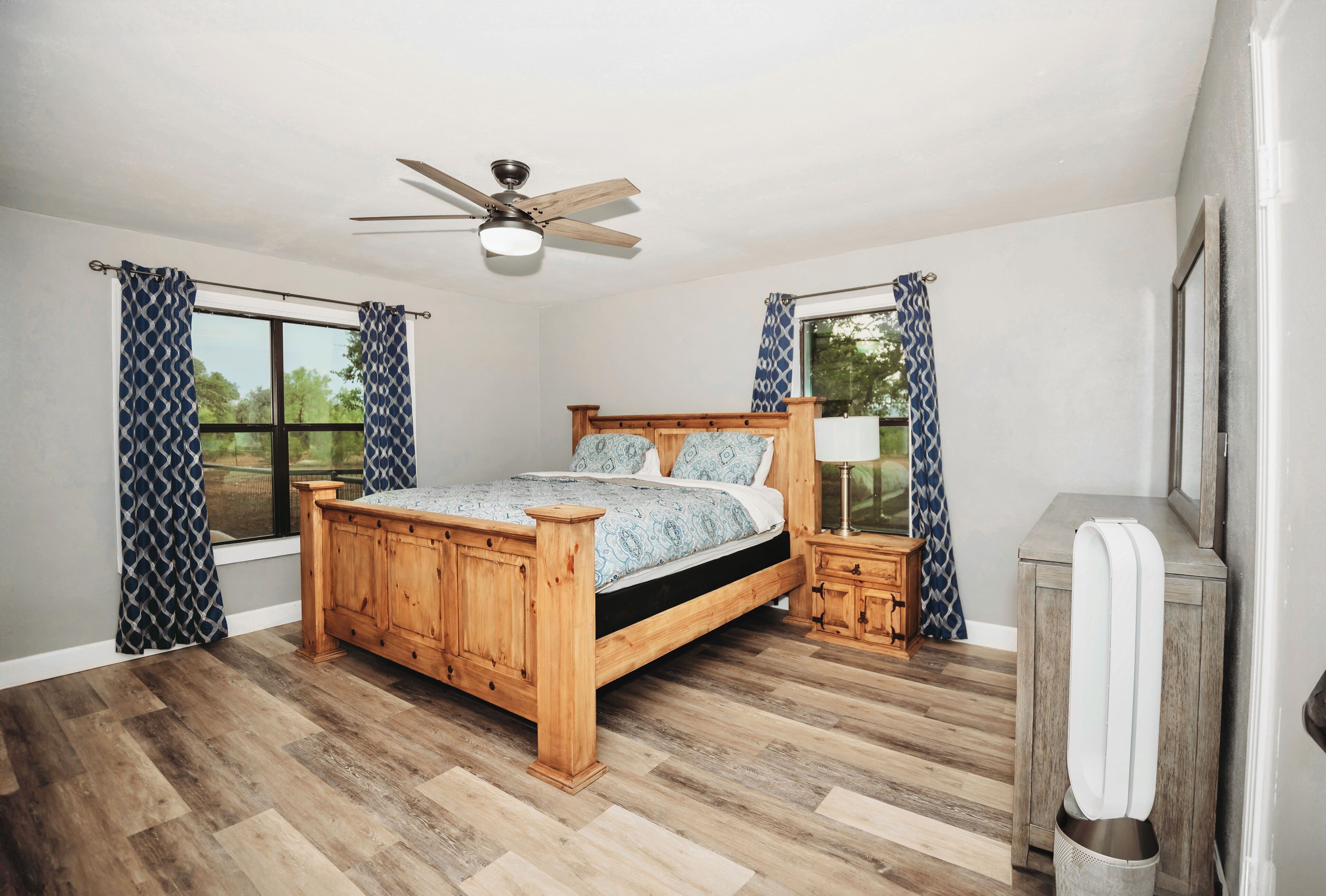 3 bedrooms, desk, iron/ironing board, travel crib