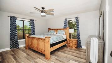 3 bedrooms, desk, iron/ironing board, travel crib