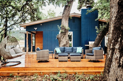 Private Nueces Riverfront Getaway!       13 Acre of Bliss!  Sleeps 12-14