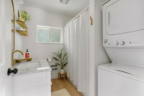 Toallas, jabón, shampoo, papel de baño 