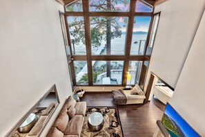Fernseher, Kamin, Tischfußball, Bücher