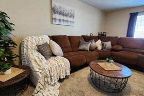 Televisión, libros y oficina 