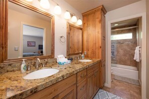 Ensemble douche/baignoire, sèche-cheveux, serviettes fournies