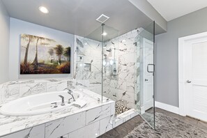 Combined shower/tub, hair dryer, towels - Caribe Resort C712 | Lazy River, Pools, Hot Tubs, Gym, Tennis | Waterfront Condo | Beach Getaways (Orange Beach)