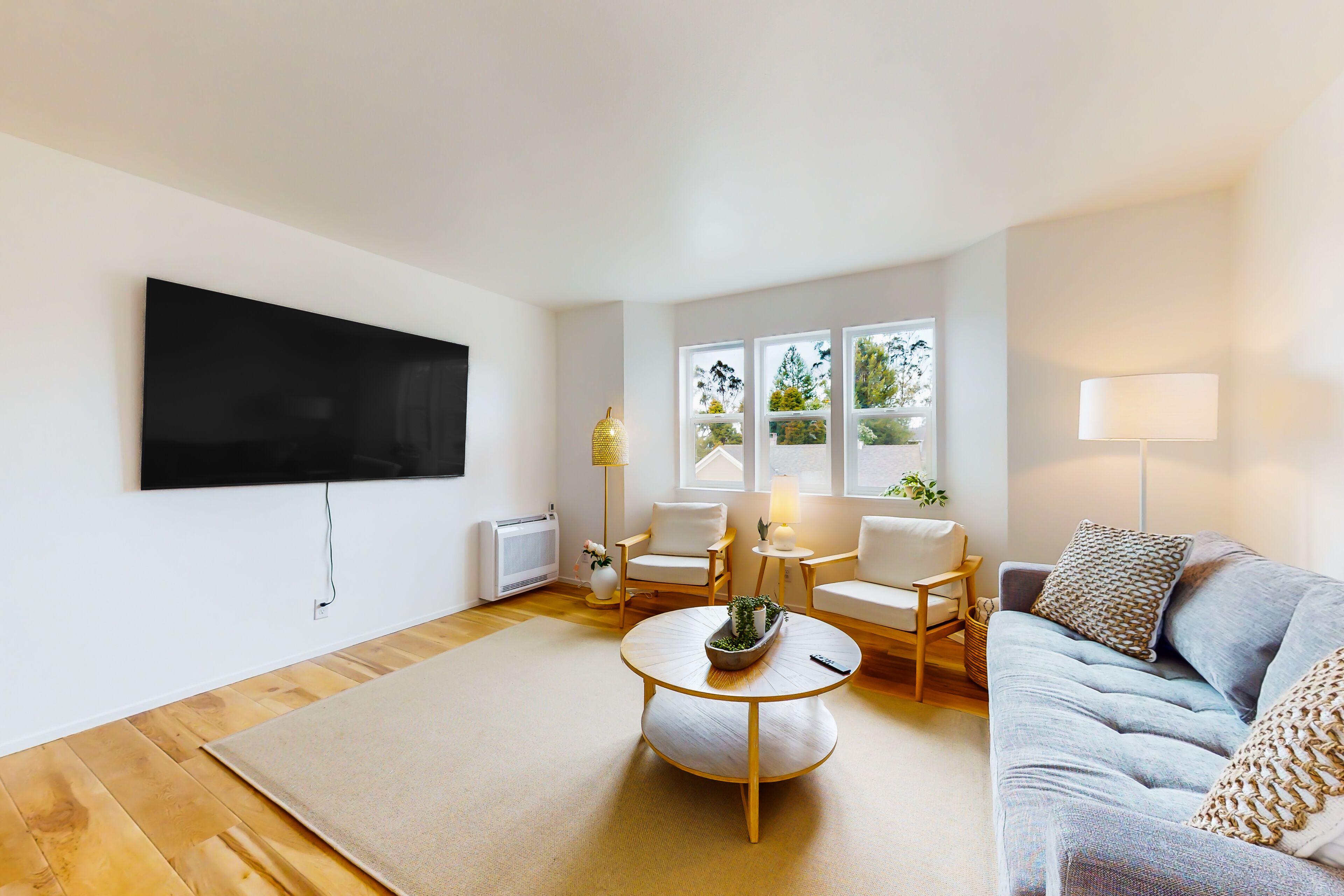 Newly remodeled suite near park with a deck & luxuriously designed interior