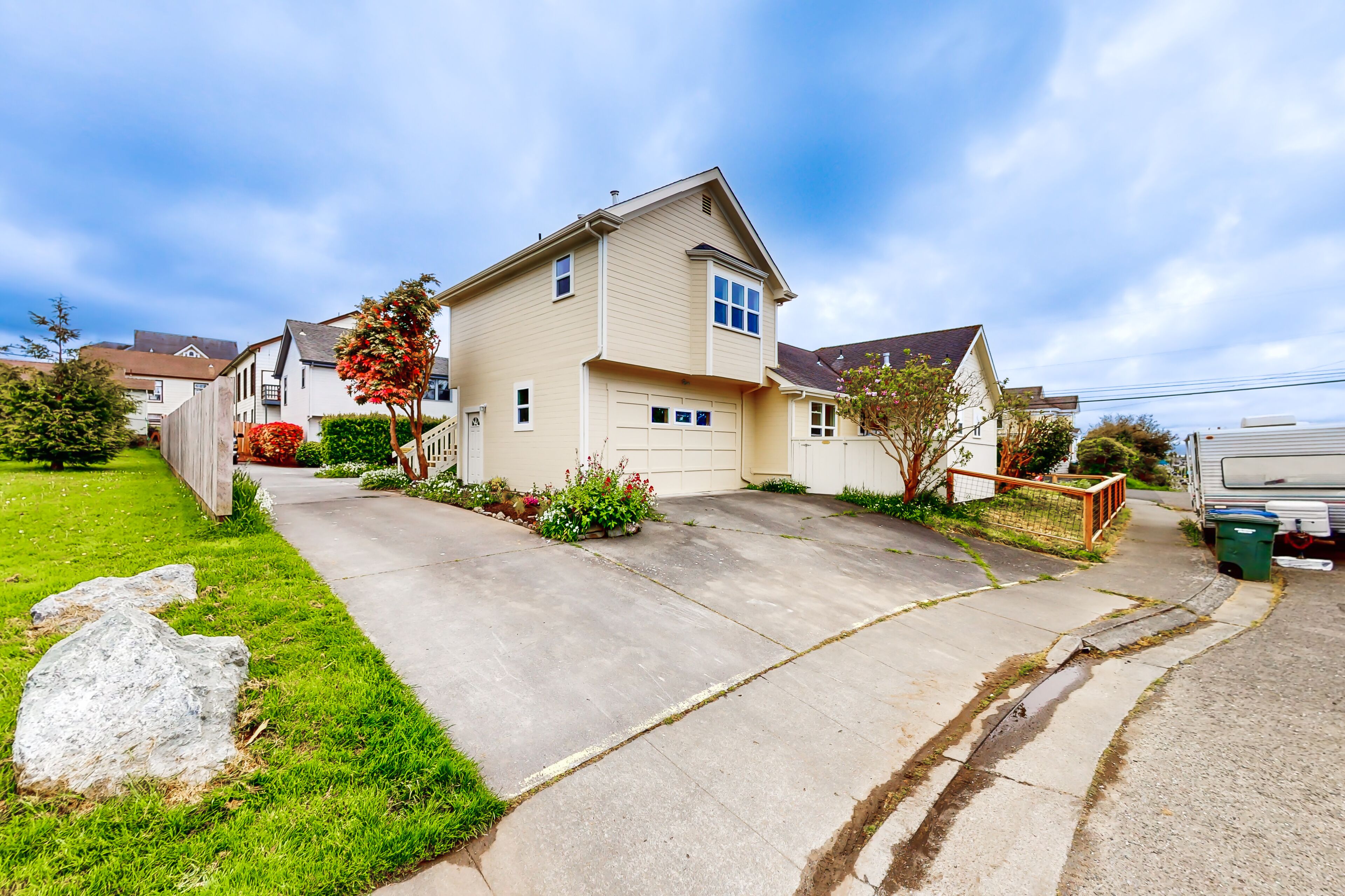 Newly remodeled suite near park with a deck & luxuriously designed interior
