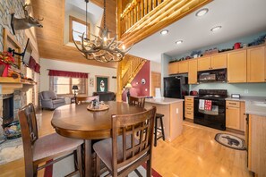 Dining - Cozy Log Cabin/Mountain Views & Rushing Creek/Pet-Friendly (Maggie Valley)