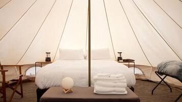 1 bedroom, bed sheets