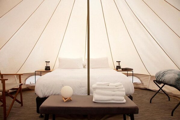 1 bedroom, bed sheets