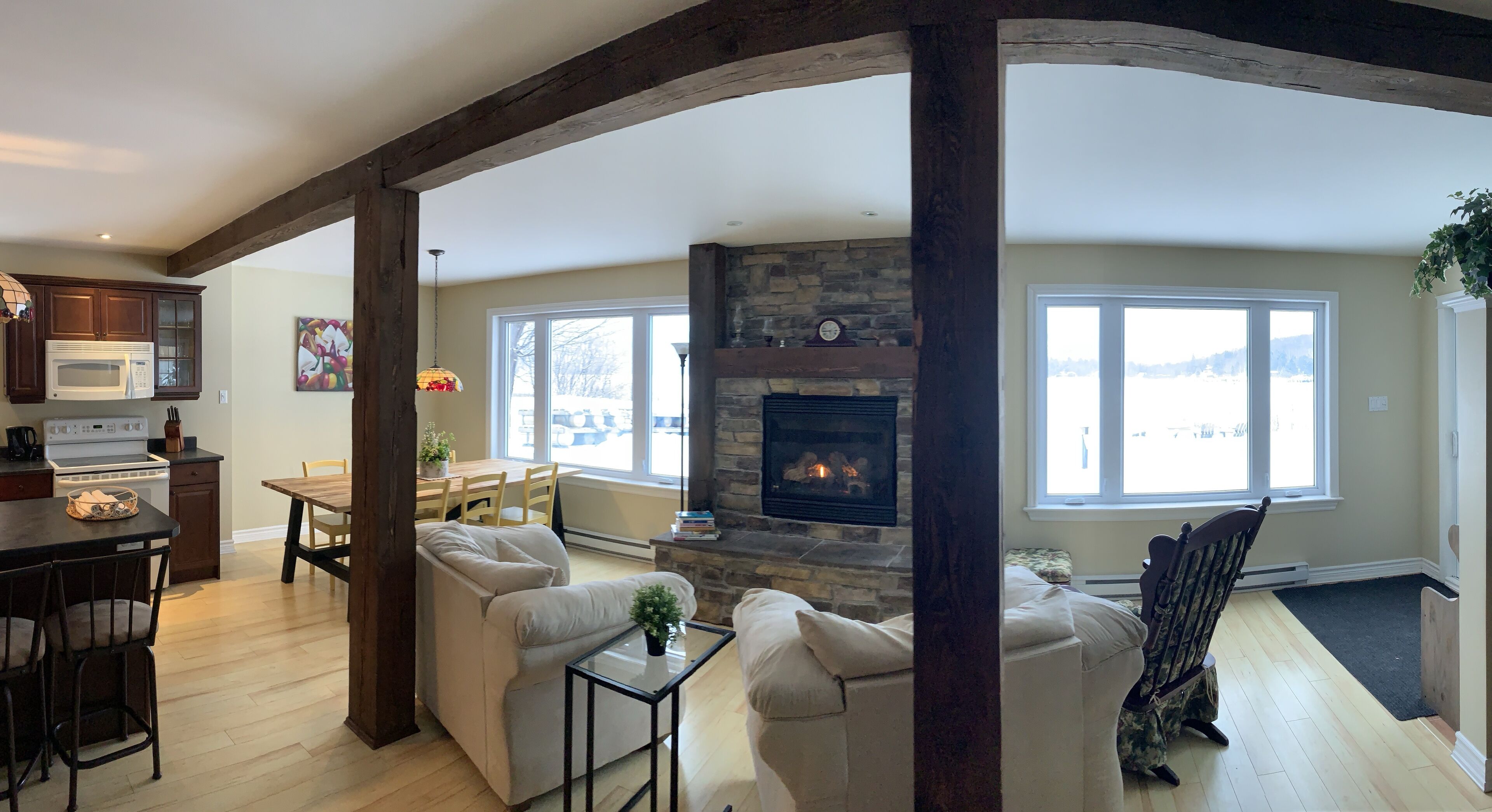 Large Modern Cottage, by the Lac, Well Equipped, High Speed Internet