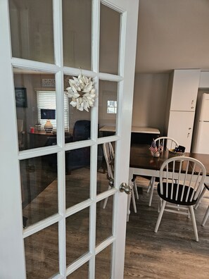 Dining - Beach living on a canal, pool, fishing, minutes to Fenwick beaches- shops-dining (Selbyville)