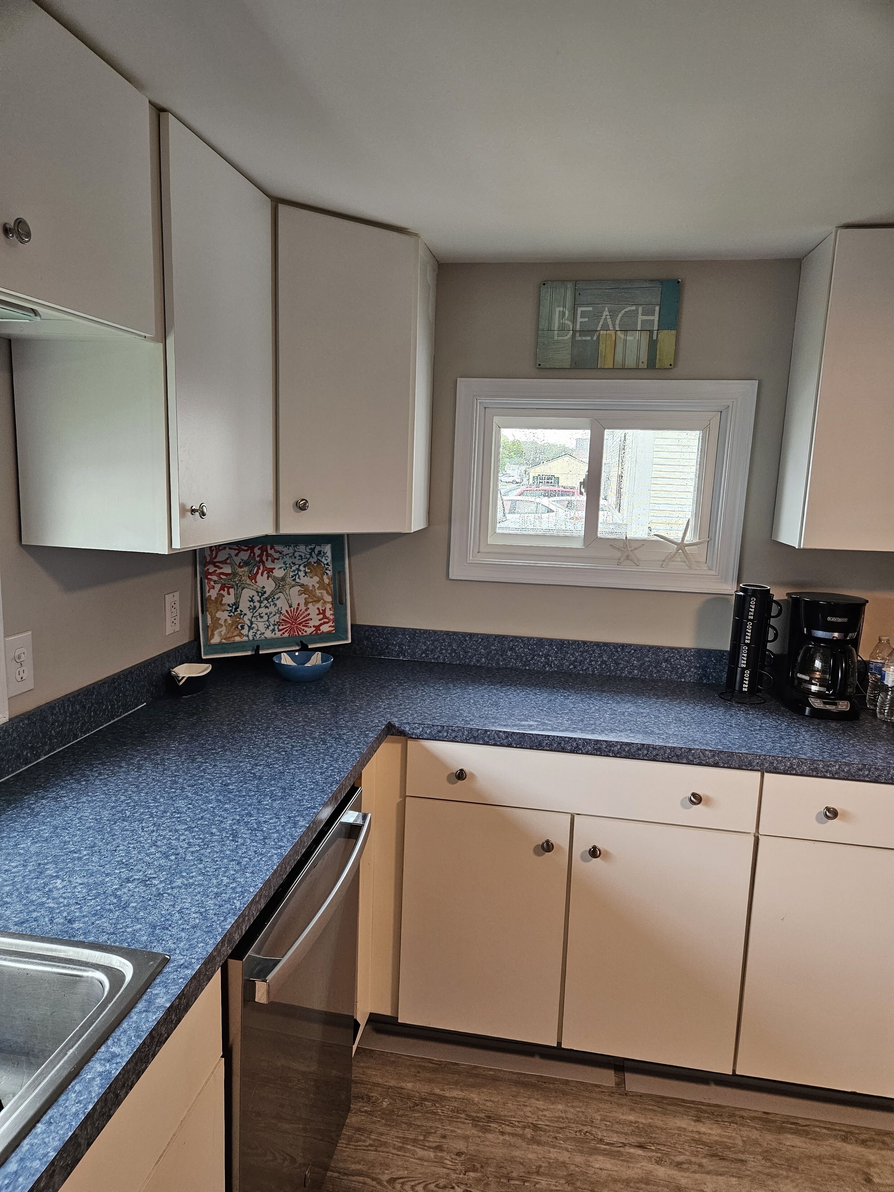 Beach living on a canal, pool, fishing, minutes to Fenwick beaches- shops-dining