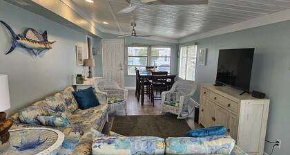 Beach living on a canal, pool, fishing, minutes to Fenwick beaches- shops-dining
