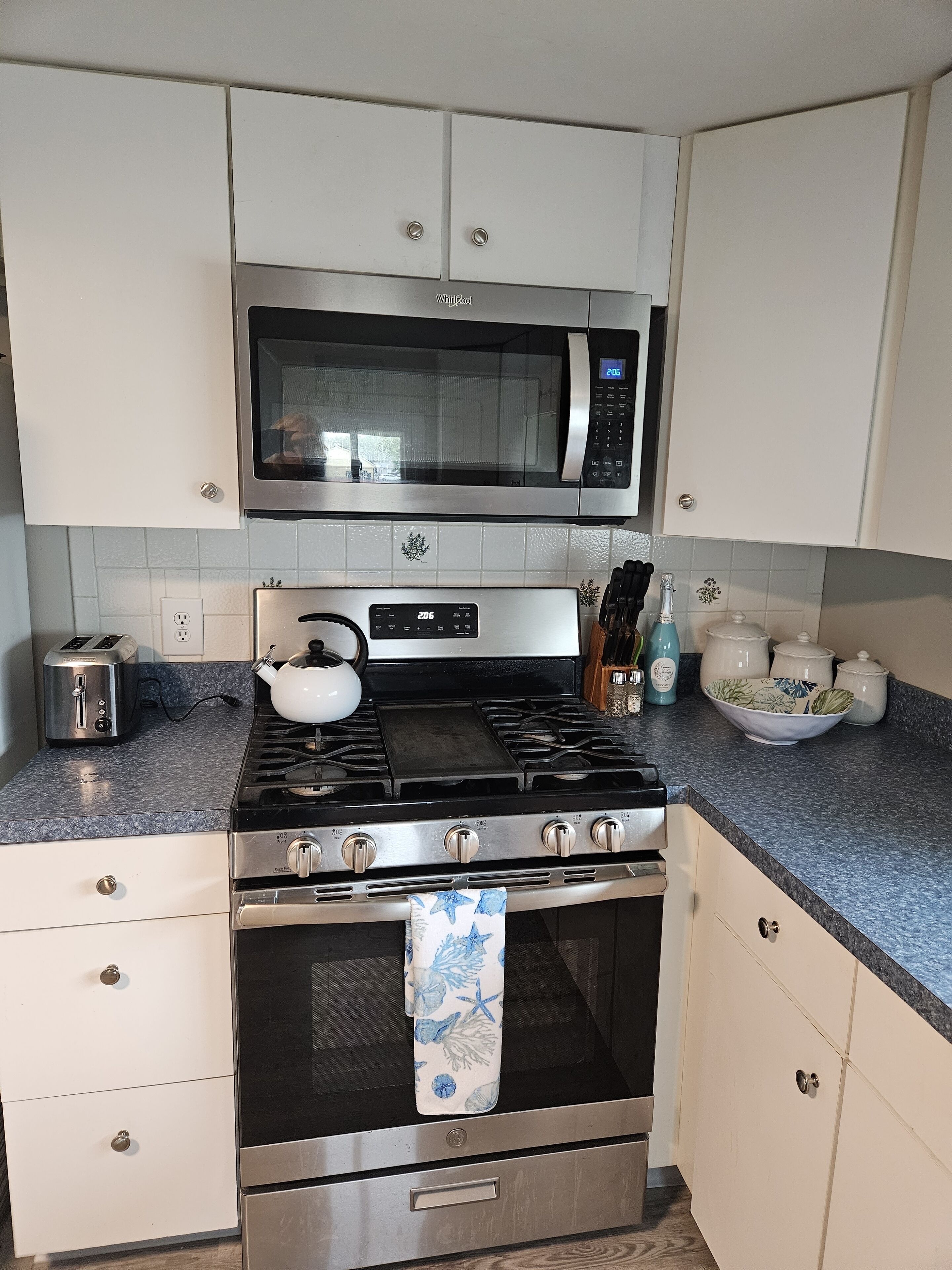 Beach living on a canal, pool, fishing, minutes to Fenwick beaches- shops-dining