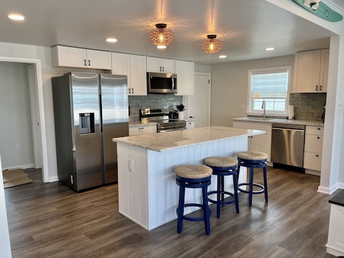 Waterfront- Yr 2025 Downstair den; no pet fees; toiletries for your convenience.