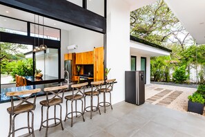 Een koelkast, een magnetron, een oven, een kookplaat